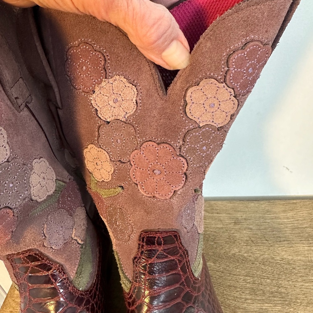 Ariat Brown Western Boots with Distressed Leather and Scalloped Design - Picture 4 of 8